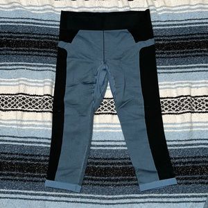 UNDER ARMOUR cropped leggings size large blue and black